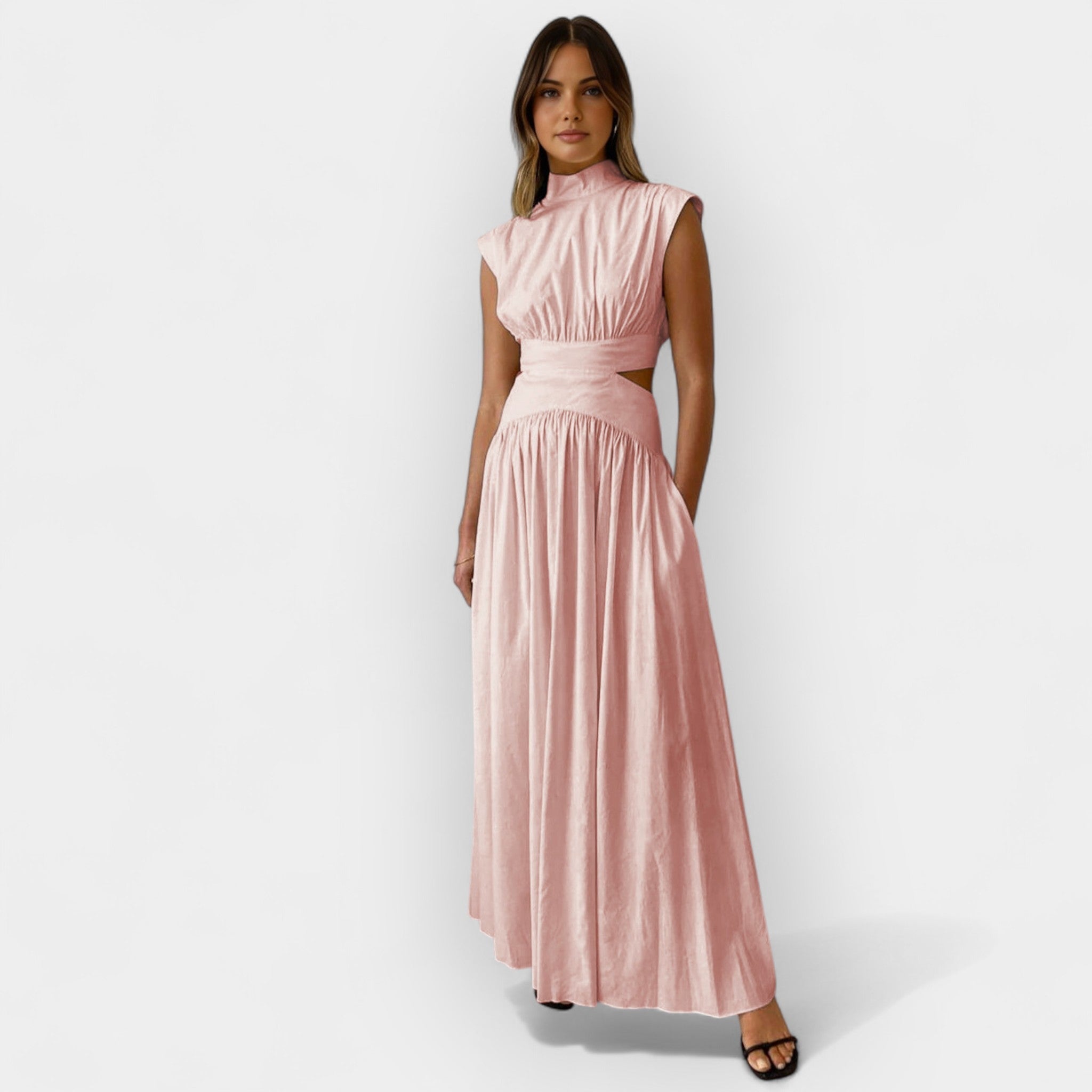 Stylové šaty s výřezy