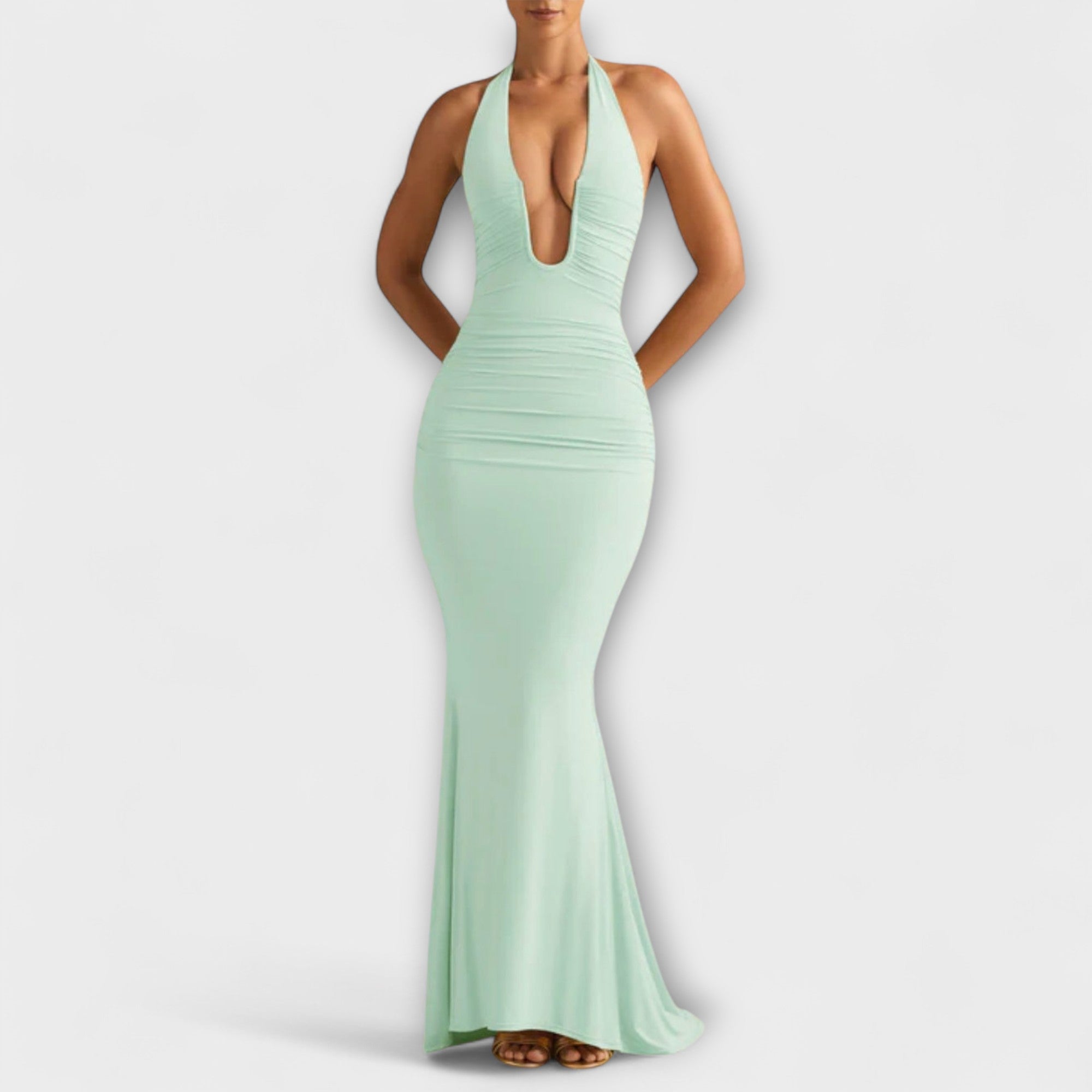 Elegantní gala šaty s otevřenými zády a působivým výstřihem.