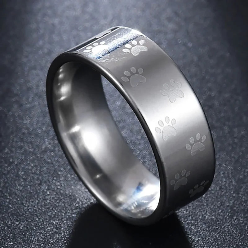 Ručně vyrobený prsten z nerezové oceli s motivem duhy a otiskem tlapek